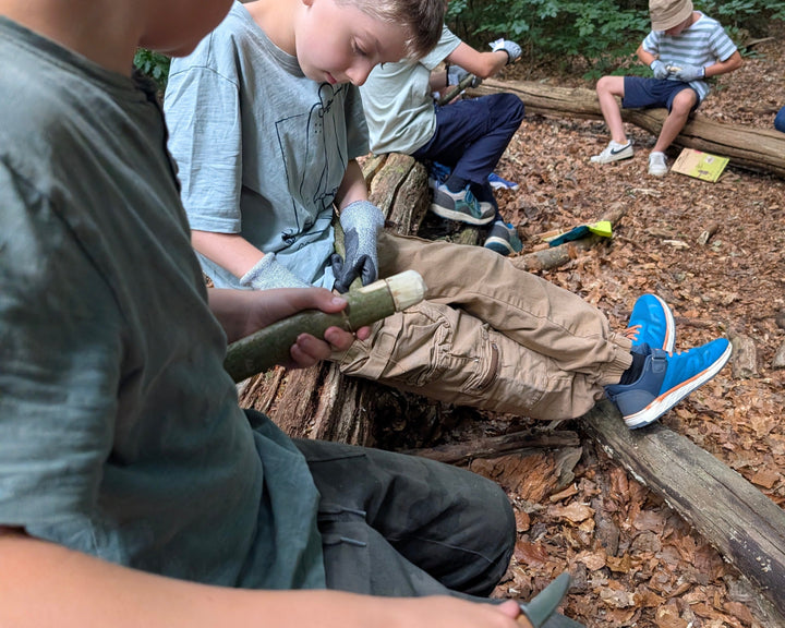 Motto: Schnitzwerkstatt – das ultimative Abenteuer für einen Kindergeburtstag im Wald