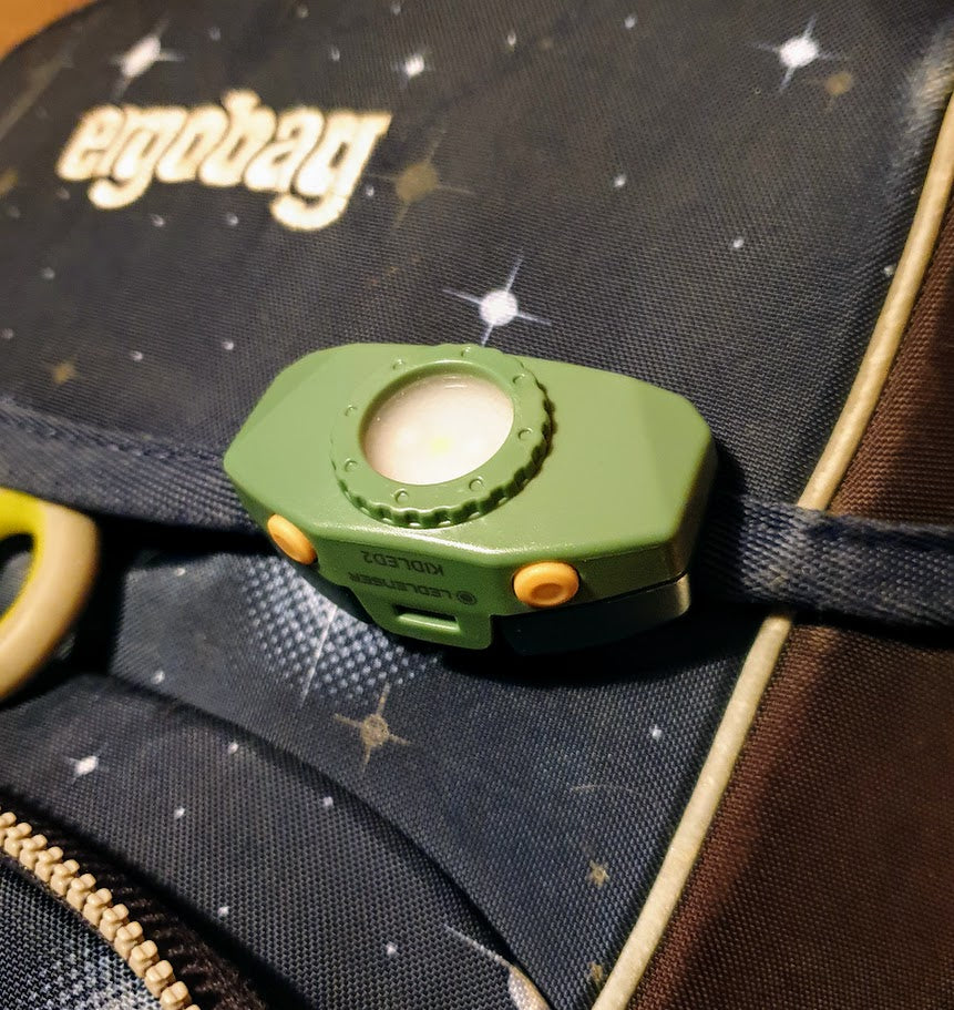 Kinderfreundliche Stirnlampe - blendsicher und mit bunter Blinkerei