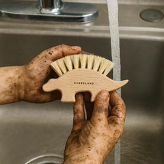 🦖 Schrubbosaurus Drecks - Die coole Nagelbürste für kleine Abenteurer 🌿