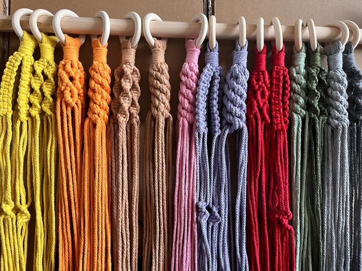 Handgemachte Makramees in verschiedenen Farben