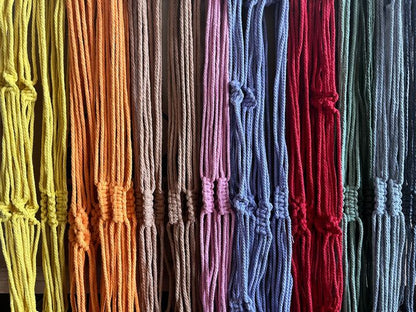 Handgemachte Makramees in verschiedenen Farben